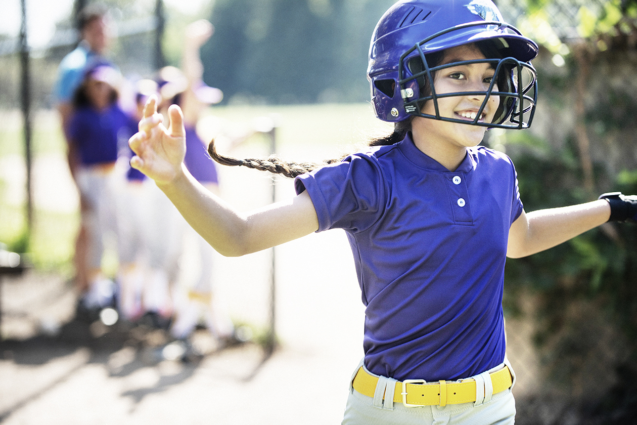 05-E-Softball_Ainslie-HighFive-2517